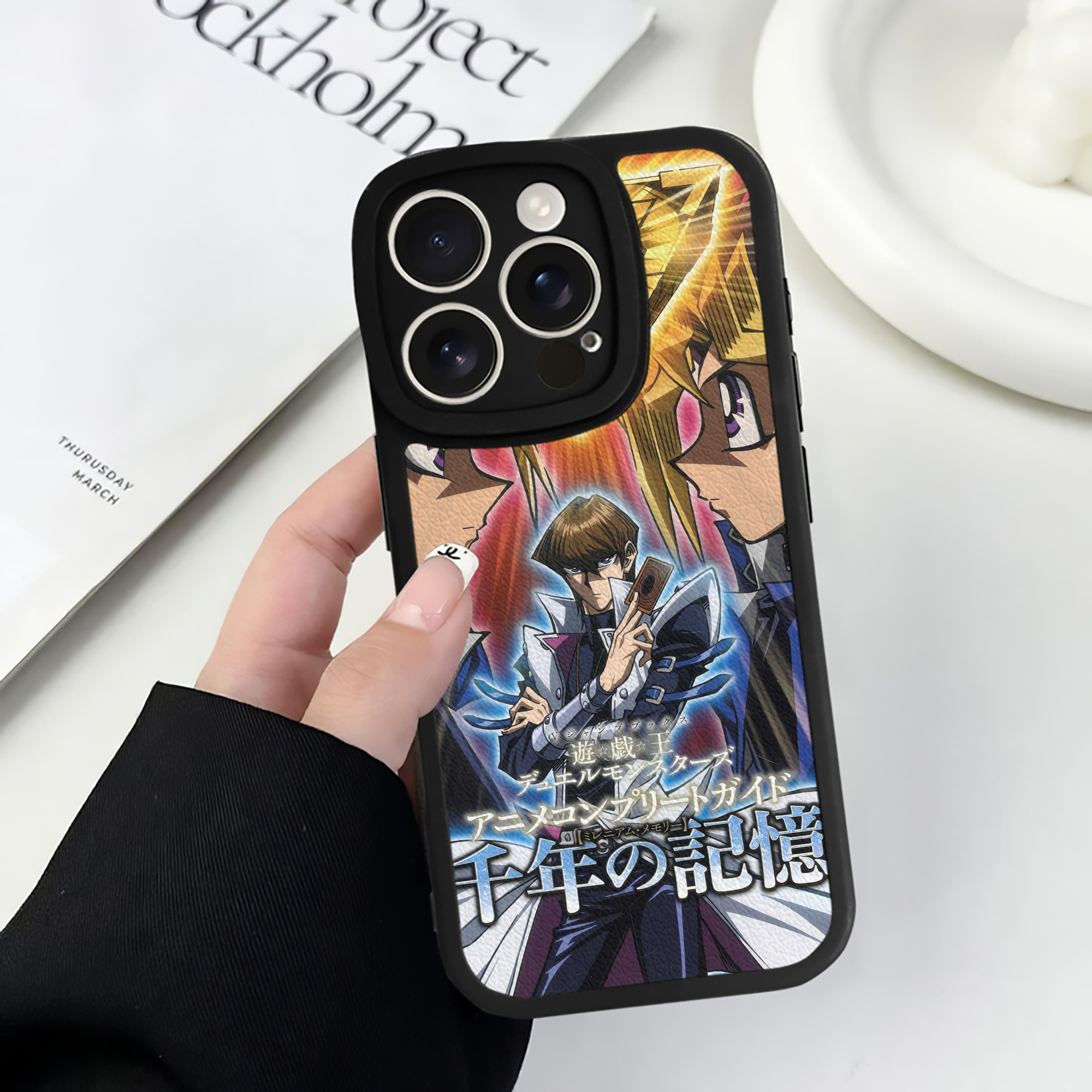 （画像用） 遊☆戯☆王 Yu-Gi-Oh! 【iPhone 16シリーズ対応】シリコンスマホケース（レザー調） 材質：シリコン